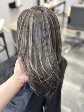 エスト 小倉(est) グレージュハイライト/ブリーチ/ロングレイヤー/髪質改善