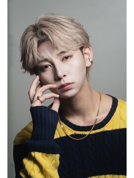 ネイビー(NAVY) 初めてのヘアカラーは“アッシュベージュ”で垢抜けヘアに