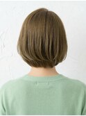 オリーブブラウンで魅せる。大人の柔らかショートボブ