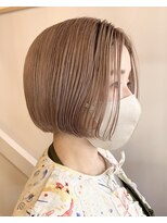 トレパルッキエーレ(tre parrucchiere)&nbsp;［-tre-］ハイトーンベージュ×ミニボブ