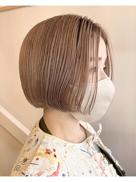 トレパルッキエーレ(tre parrucchiere) ［-tre-］ハイトーンベージュ×ミニボブ