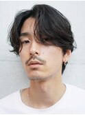 大人の抜け感を演出する、今トレンドのフェザーパーマ