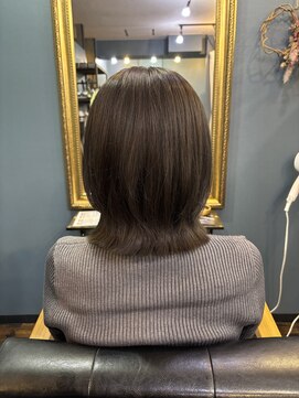 グレージュ×くびれスタイル