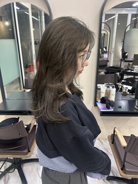 ヌヌ 渋谷 原宿 明治神宮前(nunu) レイヤーオリーブグレー透明感カラー外国人風かきあげ前髪くびれ