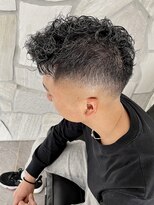 ヨシザワインク バンダイ(YOSHIZAWA Inc. BANDAI)&nbsp;ミドルスキンフェード/ホワイトメッシュ/スパイラルパーマ