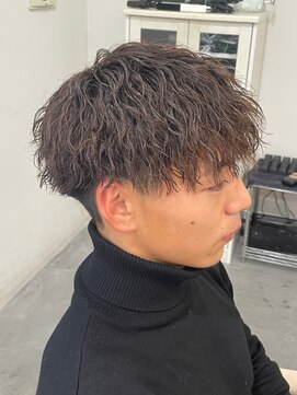 バース バイ ハピネス(BIRTH by happiness) 強め縦落ちツイストスパイラルパーマ　刈り上げマッシュ