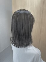 ホワイト(White)&nbsp;ナチュラル大人ハイライトおしゃれ外ハネミディ