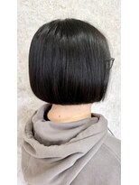 シュガービー(SUGAR-B)&nbsp;2ブロックボブ×ブルーブラックで重く見せない暗髪スタイル