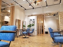 アクロスヘアーデザイン 武蔵小杉店(across hair design)の雰囲気（店内はぬくもりのある広々とした空間です。（武蔵小杉店））