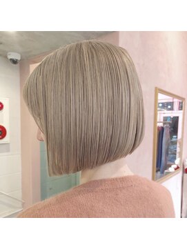 チカシツ(Chikashitsu) milk blonde bob