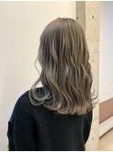 外国人風柔らかハイトーンシルバーグレー ツヤ髪ウェーブロング