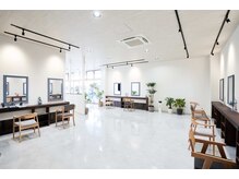 エミュ(emu.)の雰囲気（明るく広々とした清潔感のある空間です♪車いすでの入店可能〇）