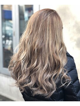 ルイス(L'wis) シルクアッシュブロンドの外国人風ハイライトグラデーション
