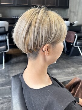 ローリー(Rowlly) #マッシュショート#ハイトーンベージュ#白髪ぼかし#刈り上げ