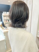 キャアリー(Caary)&nbsp;福山人気caaryシルキーグレージュレイヤーミディ外ハネスタイル