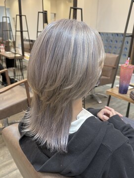 ビズヘアー グランバース(bisou hair grandbase) ホワイトカラー/ブリーチ/ウルフカット