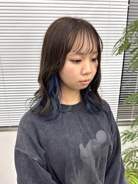 ミーナ バイ アーバン(Meena by urban.) 【Meenaハザマ】インナーカラーネイビー×ミディアムウェーブ