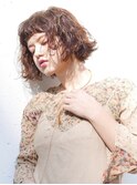 フレンチボヘミアンで無造作な動きのあるボブスタイル