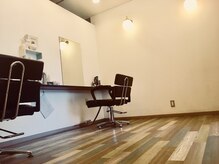 ニコル(Hair salon Nicole)の雰囲気（白と木目を基調とした店内♪シャンプー台はリラックス空間です♪）