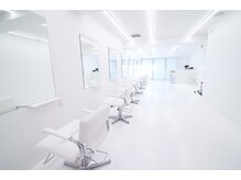 ニューカマー バイ ヘッドライト シブヤ(NEW COMER by HEADLIGHT shibuya)の雰囲気（無垢で白一色のミニマムな店内）
