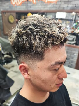 フォーコーナーズカットショップスリーセント 栄(FourCornersCutShop 3/cent) メッシュキャップハイライト/フェードカット/スパイキーショート