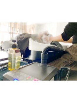 頭皮からのケアで髪質改善。頭皮の汚れを落とし、髪の状態に合わせたヘアケアで健康な頭皮に導きます＊
