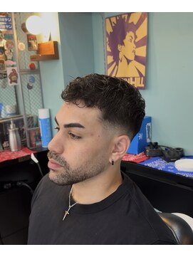 タイト スワッグ バーバーワークス(TIGHT SWAG BARBERWORKS) スキンフェード×癖毛
