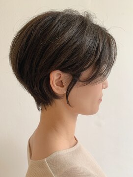 ビューティ堀出 高槻阪急店 前下りボブショート×カーキグレージュ【30代/40代/50代】