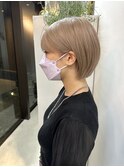 【mee.】ヤジマ　ハイトーンショート　耳掛けボブ