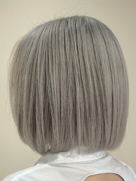 アミル(amiLe) アッシュグレー/ブリーチ2回/丸みボブ/R