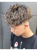 無造作ツイストスパイラルスキンフェードメッシュアップバング