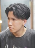 センターパートスパイラルパーマツーブロック刈り上げメンズヘア