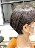大人ショートスタイル　耳かけショート