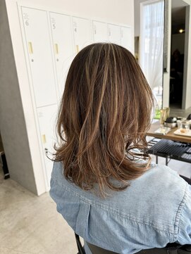 テラス トヨタ(Telasu Toyota) 海外ガール風ヘアのハイライトで立体感と動きのあるカラーに◎