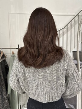 カミエ(kamie) 透明感あるブラウンのセミロング、艶髪に仕上げる