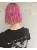 ピンクの切りっぱなしボブ