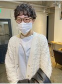 eyewearが似合うベリーショート　パーマスタイル
