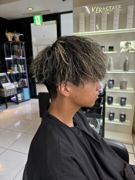 アイズ 海老名(AIZU) ツイストスパイラルパーマ ハイライト 金メッシュ メンズ