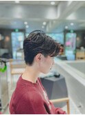 スーツ短髪ツーブロック束感モテる黒髪シークレットパーマ流行