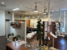 ココデカラー 寺尾店(COCO de COLOR)の雰囲気（木のぬくもりを感じる店内です！）