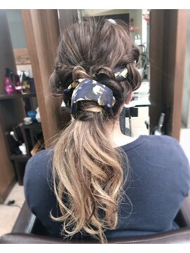 ネオリーブクレア 綱島店(Neolive Krea) スカーフを使ったヘアアレンジ/ポニーテール/綱島