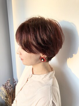 グラット(grAt) 耳にかけてスッキリと見せたかっこ可愛いショートボブ