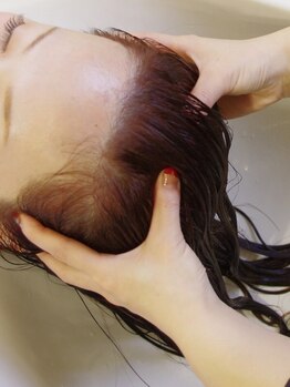 ヘアサロンアート(hair salon a^-to)の写真/【理想の髪は頭皮ケアから】フルフラットシャンプー台で体験する極上のリラクゼーションはリピーター多数！