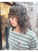 癖毛を活かしたカーリーヘアー