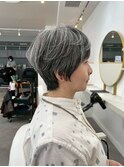 白髪を活かしたショートカット