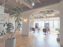 シエナ(CIENA)の雰囲気(窓から公園が見える開放的なフロア♪【前髪カット/矢場町/栄】)