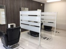 リファイン サロン イマージュ(refine salon Image)の雰囲気（席の間隔が広めで隣同士が気にならない♪パーテーションも設置◎）