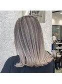 切りっぱなしボブ白髪ぼかしシルバーバレイヤージュ