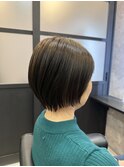 オリーブベージュ×ショートヘア