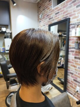 チルヘアー(CHILL hair) センターパートショート（白髪魅せカラー）